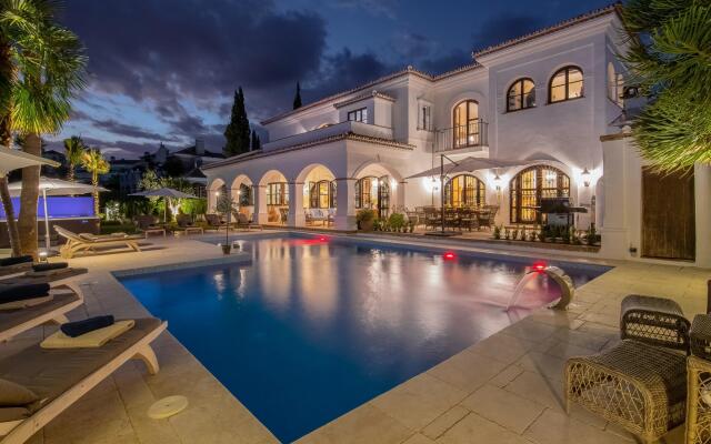 18024 - Superb Villa Near Beach With Heated Pool