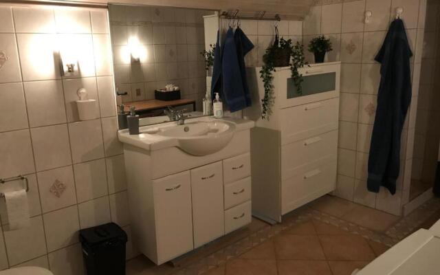 Centralt i Gentofte i 2 plan, ved S-Tog og busser