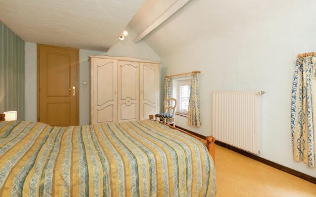 Glorious Holiday Home in Weris with Jacuzzi