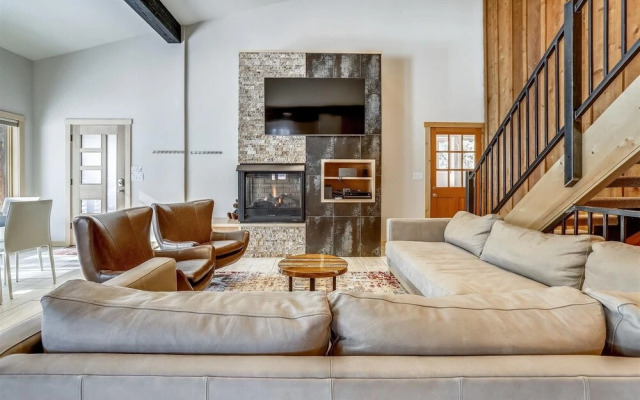 Red Feather 5 Bedroom Home by Redawning