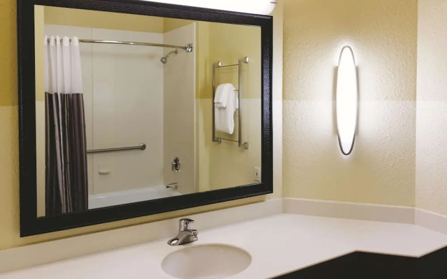 La Quinta Inn & Suites by Wyndham Atlanta Ballpark/Galleria