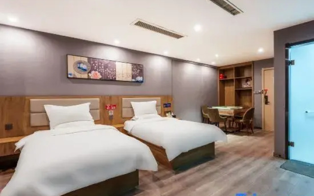 Elong ME Hotel (Jinan Daminghuzhan Huangtai Huanqiu Jiaju)