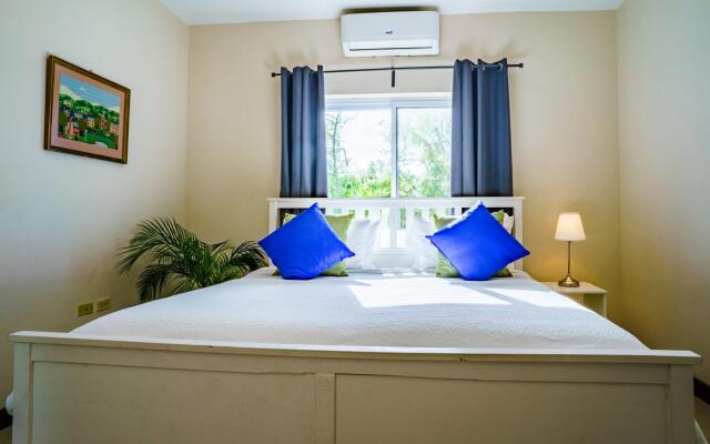 HOSPITALITYEXPERT 2BR Townhouse 1, MoBay, Sleeps 6 - Pool, Beach & Private Chef