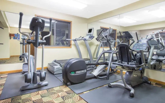 Days Inn & Suites Waterloo