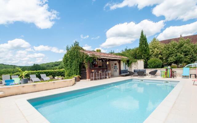 Idyllic Holiday Home in Dégagnac with Jacuzzi Near River