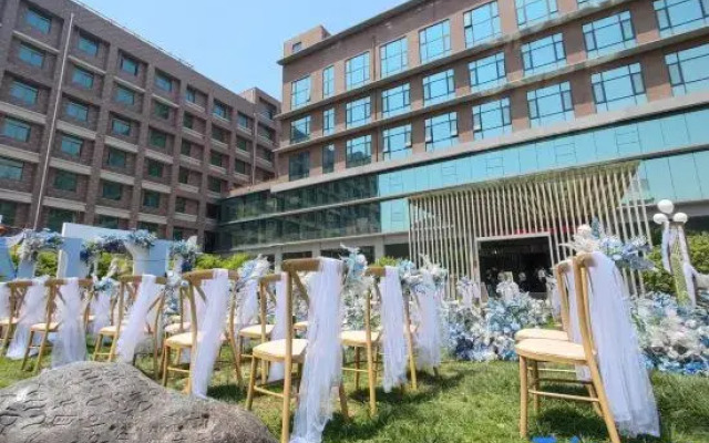 Ease Hotel
