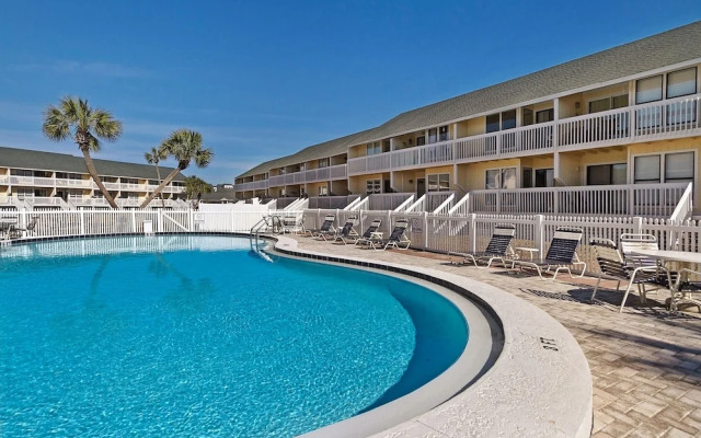 8226 is an upstairs pet friendly studio located in Sandpiper Cove by RedAwning