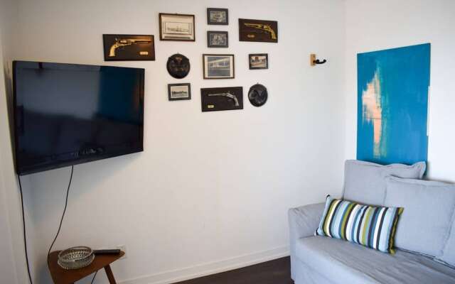 Modern Queen West 2 Bedroom and 2 Bathroom