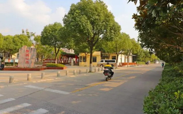 Zsmart Hotel (Zhuanqiao Metro Station)