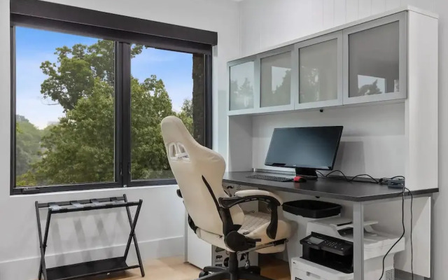 Luxury Clarendon 4-BR Homestay - McVeigh