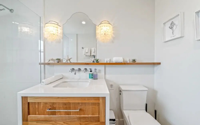 Your Dream Seaside Vacation! Charming 2 BDR Home