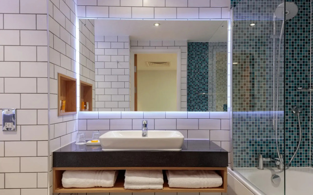Holiday Inn London Heathrow - Bath Road by IHG