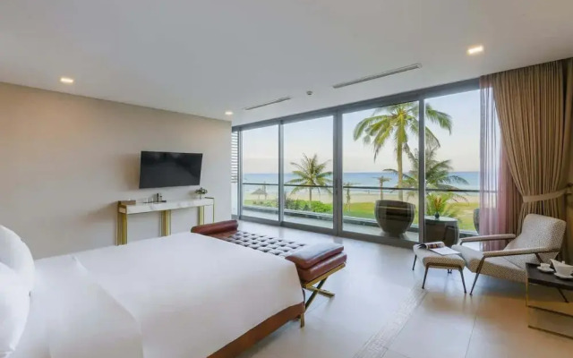 Luxe 6BR Beachfront Villa: Group Getaway Haven