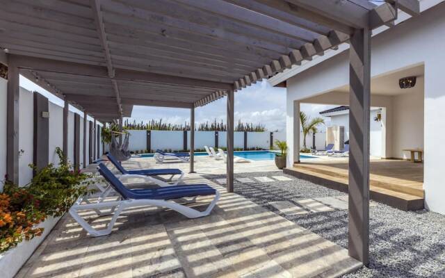 New 3BR 2BA With Huge Pool and Outdoor Area BBQ