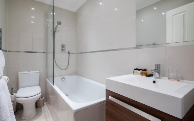 The Kensington Palace Retreat - Modern 2BDR Flat