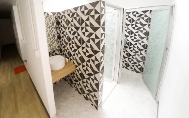 Bed Box Khaosarn Hostel