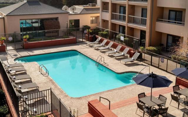 Courtyard by Marriott Bakersfield