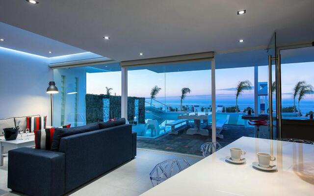 Amazing 4 bedroom villa very close to the beach