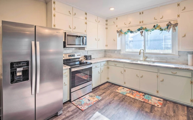 Greenville Escape w/ Deck + Fire Pit!