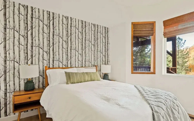 The Fancy Fox Stunning 4 BR Retreat, Min to Lake