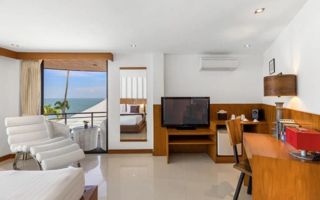 The Dinky Rock, Lounge Beach Club & Spa Hotel