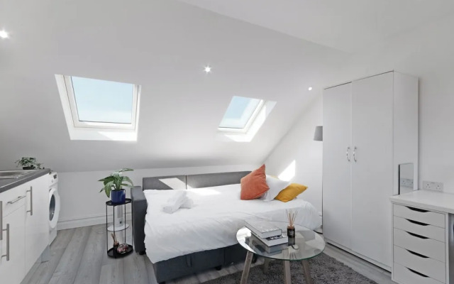 Harrow Haven Retreat - Modern City Apartment