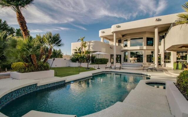 Stunning Private & Modern N. Scottsdale Estate!