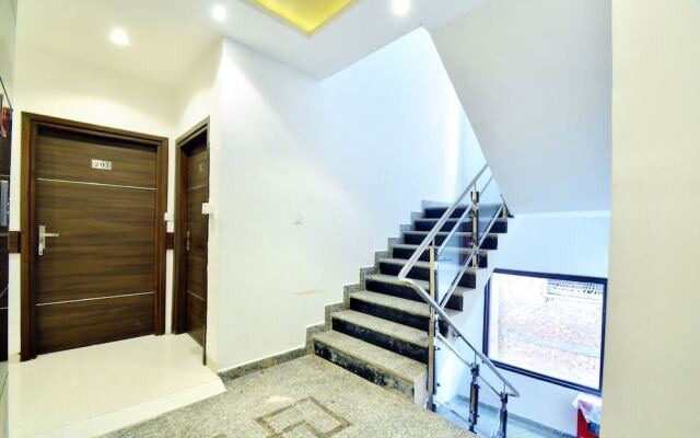 OYO Townhouse 561 Hotel Hollywood Heights