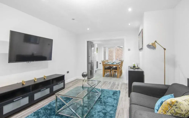 3 Bed House - Sleeps 5 - Garden - Parking