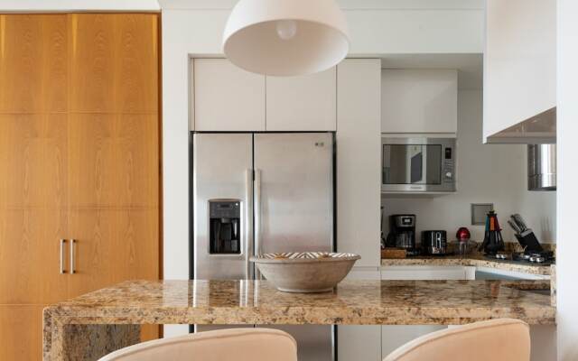 Classy 1 Bedroom Pool & Gym near Downtown