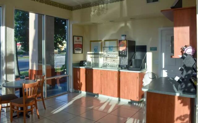 Econo Lodge Inn & Suites