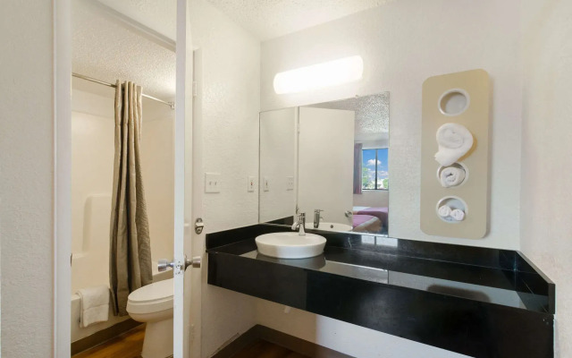 OYO Hotel Mobile, AL I-65 at Airport Blvd