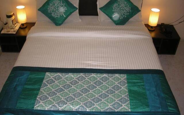 Hotel Blue Moon by Sky Stays