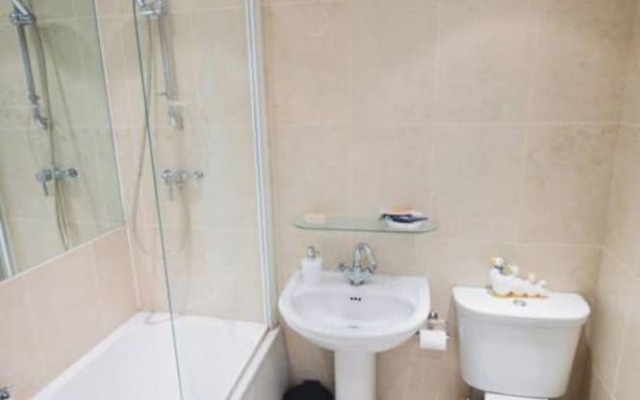 Stylish 2 Bedroom Home Near Bristol