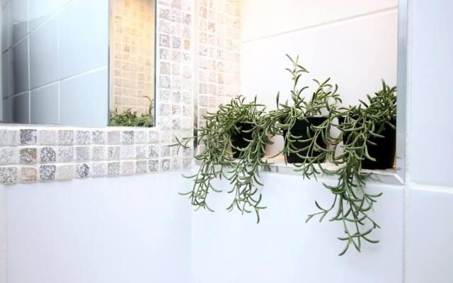 Stylish Home in Port Tennant - 4BR Free Parking!