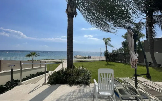 Hallmark Beach Apartment