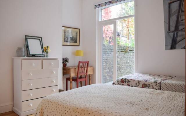 Charming 3-bedroom Garden Flat In Edwardian Terrace
