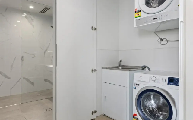 Luxe 2-bed: Modern Interiors, Balcony & BBQ Area