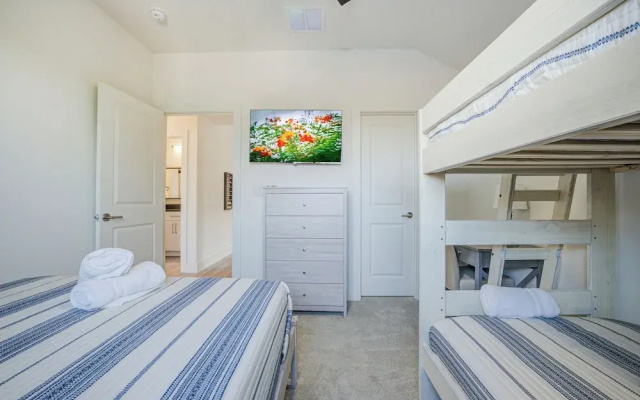 3 Mi to San Antonio River Walk: Gem w/ Heated Pool