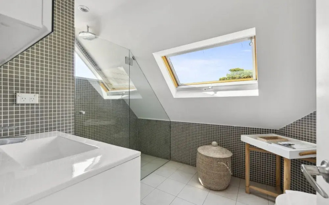 Poolside Stay - Close to Taronga Zoo & Luna Park