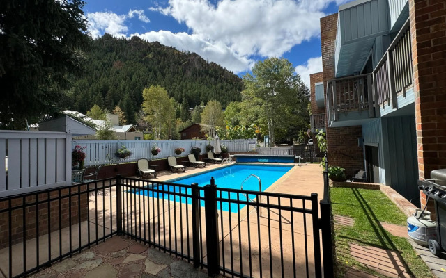 Shadow Mountain Lodge