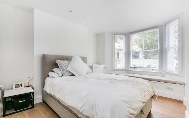 Incredible 2 Bedroom Apartment With Garden in Hammersmith