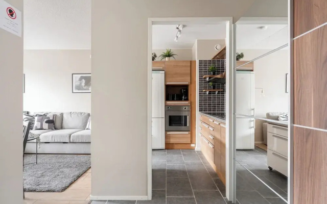 1BR Apt and Balcony next to Railway Station