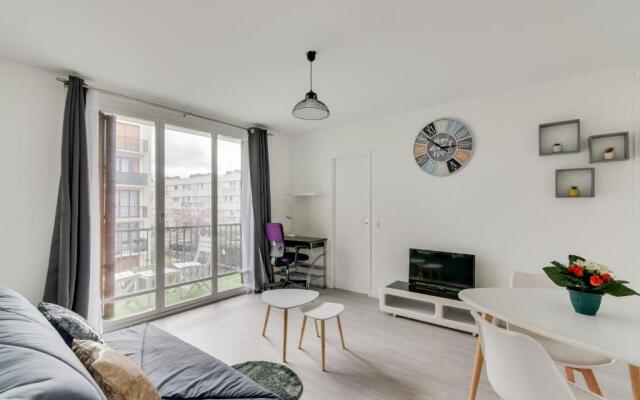 Budget apart with balcony near Paris