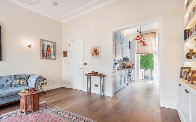 Charming Pimlico Home Close to the River Thames by Underthedoormat