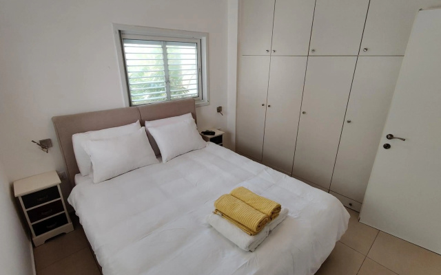 2BDR Holiday Home by Mezizim Beach and TLV Port!
