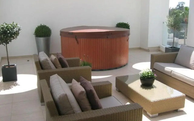 3b Pool Penthouse private hot tub - Larnaca center