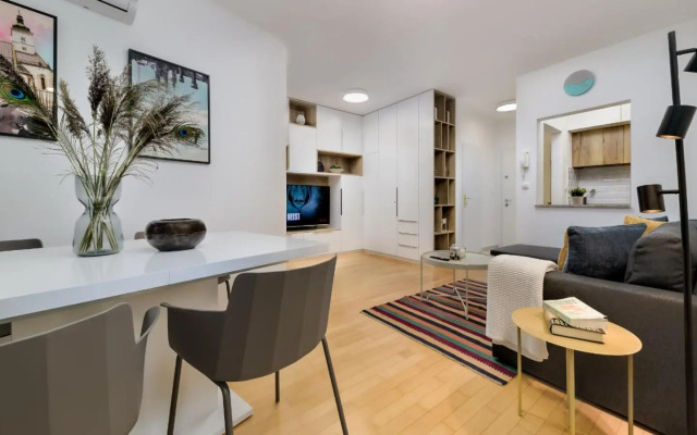 STYLISH Place with FREE Parking