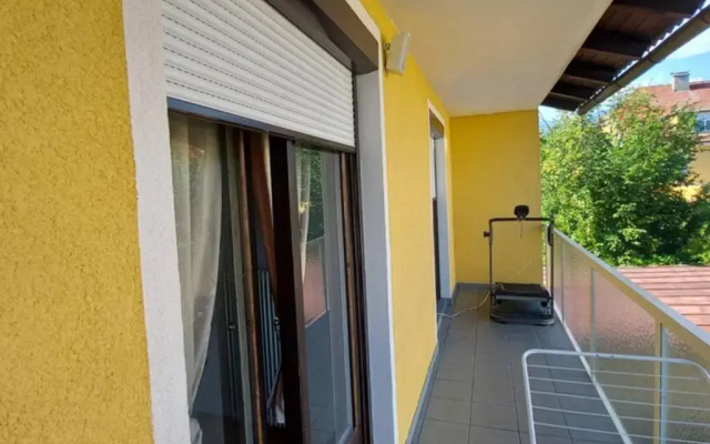 Quiet apartment close to town