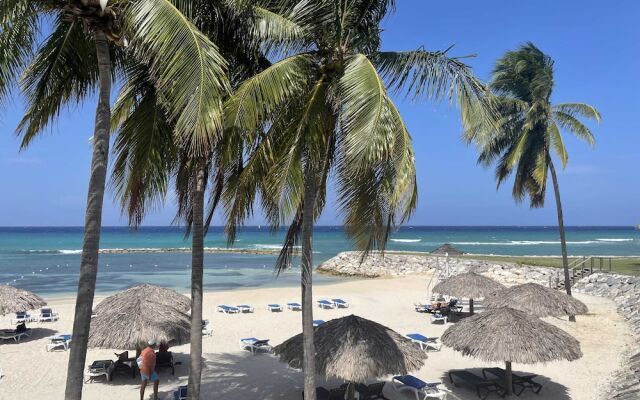 Nianna Coral Bay Luxurious Townhouse- 3